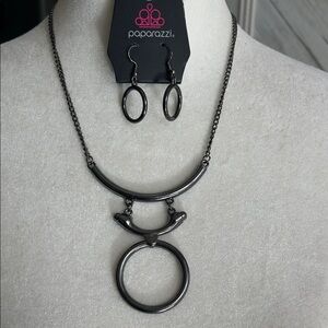 Paparazzi pewter toned necklace and matching earrings